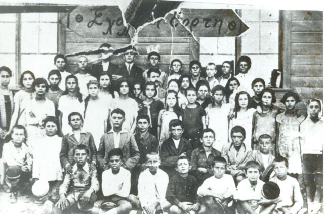 23+-+454+-+Μαθητές+στο+πρώτο+δημοτικό+σχολείο+της+Καλαμαριάς-+Συλλογή+Θεοφυλάκτου+Άννα+-+1925α