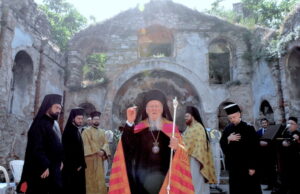 Ο Οικουμενικός Πατριάρχης χοροστάτησε στον ερειπωμένο ναό της Παναγίας Παραμυθίας Φαναρίου, γνωστό ως «Βλαχ Σαράι»