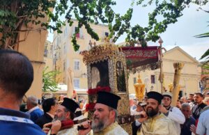 Εκατοντάδες οι πιστοί που ακολούθησαν τη λιτανεία του ιερού σκηνώματος του Αγίου Σπυρίδωνα-Τι αναφέρει η θρησκευτική παράδοση