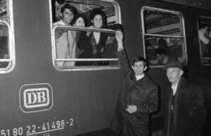Από τον σταθμό του Μονάχου στο εργοστάσιο της BMW, μια διαδρομή γεμάτη (ελληνική) μεταναστευτική ιστορία