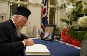 O Οικουμενικός Πατριάρχης υπέγραψε στο βιβλίο συλλυπητηρίων για τη βασίλισσα Ελισάβετ Β’