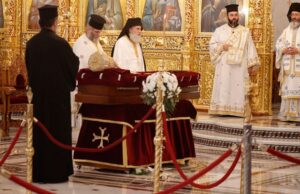 Σε λαϊκό προσκύνημα το σκήνωμα του Αρχιεπισκόπου Κύπρου
