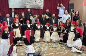 Λύρες και λαούτα “έντυσαν” μουσικά την Αστόρια στον ετήσιο χορό του συλλόγου Κρητών “Μίνωας”