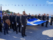 H ελληνική σημαία από τη Σμύρνη που κυματίζει στη θάλασσα του Αιγαίου