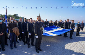 H ελληνική σημαία από τη Σμύρνη που κυματίζει στη θάλασσα του Αιγαίου