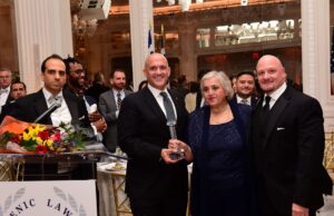 Οι Δικηγόροι βράβευσαν τον Εντυ Ζεμενίδη και απένειμαν τις ετήσιες υποτροφίες τους