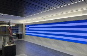 Ντύθηκε στα γαλανόλευκα το Χρηματιστήριο της Νέας Υόρκης για την “Ημέρα Ελλάδος-Αμερικής”
