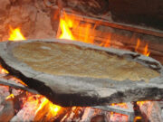 «Τα σπάργανα του Χριστού», «το αναμμένο πουρνάρι», «το αμίλητο νερό», τα κάλαντα, έθιμα που αναβιώνουν με ευλάβεια στην Ήπειρο