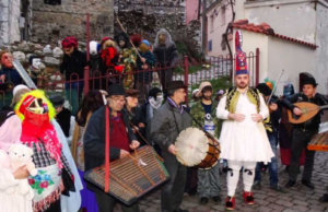 Σάτιρα και τραγούδι στο καρναβάλι της Αγιάσου