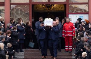 Θρήνος για την 34χρονη Αθηνά- Στην Κατερίνη η πρώτη κηδεία θύματος της τραγωδίας στα Τέμπη