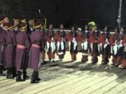 Ο χορός των κουταλιών και το γαμήλιο θήμισμα στις «αποσκευές» των προσφύγων