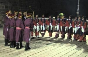 Ο χορός των κουταλιών και το γαμήλιο θήμισμα στις «αποσκευές» των προσφύγων