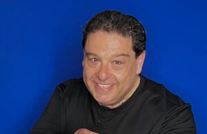 “Ο γιος του τσαγκάρη”: Η ιστορία ενός Έλληνα μετανάστη σε stand-up comedy