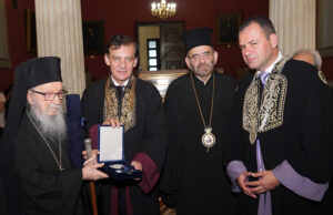 Επίτιμος Καθηγητής του ΕΚΠΑ ο Αρχιεπίσκοπος Δημήτριος