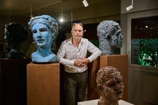 1_Sculptor-George-Petrides-with-works-from-his-Hellenic-Heads-exhibition_Photo-credit-Christos-Simatos-scaled