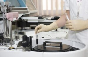 Εμπορικά συμφέροντα καθοδηγούν συχνά τη φροντίδα και την έρευνα για τον καρκίνο