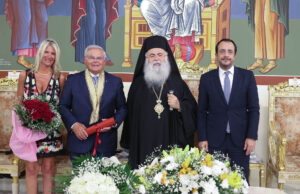 Με το Παράσημο του Αποστόλου Βαρνάβα τίμησε η Εκκλησία της Κύπρου τον Ρόμπερτ Μενέντεζ