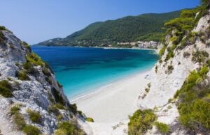 Στους καλύτερους «μυστικούς» προορισμούς της Μεσογείου η Σκόπελoς