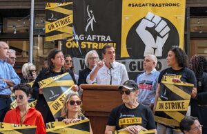 Senate Deputy Leader Gianaris Joins SAG – AFTRA, WGA – East on Picket Line