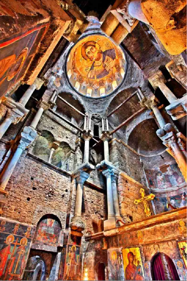 Άποψη+του+εσωτερικού+και+του+τρούλου+του+κυρίως+Ναού+της+Παρηγορήτισσας