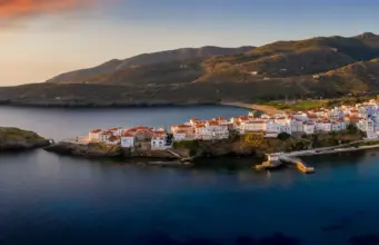 «Βασίλισσα του Αιγαίου» η Άνδρος, σύμφωνα με το Low Season Traveller