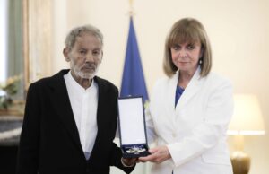 Το παράσημο του Ανώτερου Ταξιάρχη του Τάγματος της Τιμής στον Σταύρο Ξαρχάκο