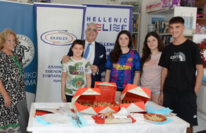Και σχολικά είδη στη διανομή τροφίμων του Σεπτεμβρίου από το Hellenic Relief Foundation