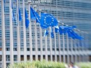 Young Greeks leave home in their 30s, exceeding the EU average, Eurostat finds