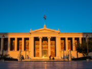 Μπρος γκρεμός και πίσω ρέμα